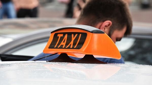 <br />
Таксист в центре Москвы ранил ножом и ограбил пассажира<br />
