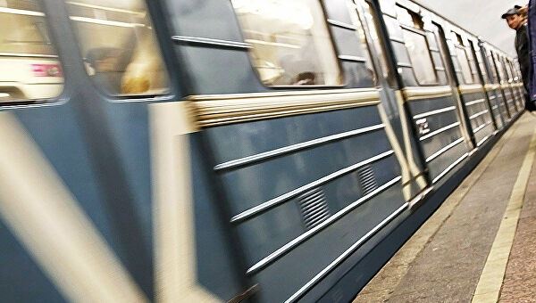<br />
На красной ветке метро остановилось движение из-за пассажира в тоннеле<br />
