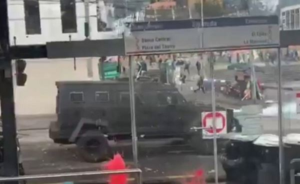 <br />
Корреспондент RT и оператор пострадали во время протестов в Эквадоре<br />
