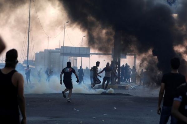 Участники массовых протестов в Ираке начали крушить офисы партий