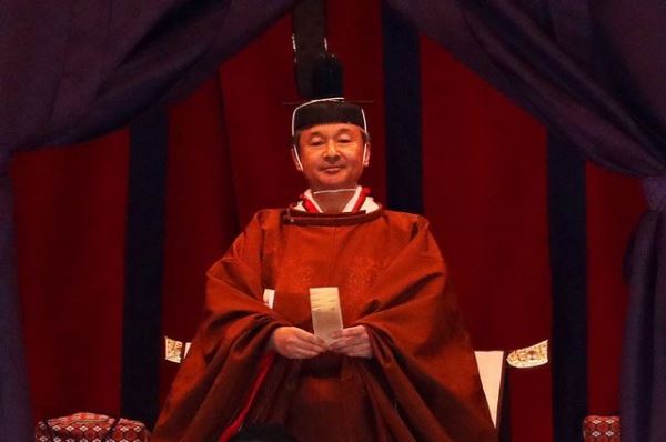 Император Японии Нарухито официально вступил на престол