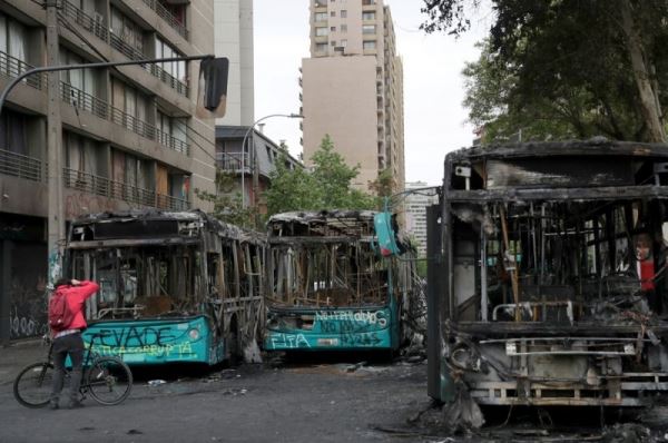 В Чили два человека погибли при наезде машины на толпу демонстрантов